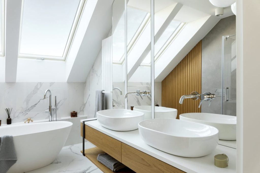 Novým trendom je biela kúpeľňa s drevenými prvkami