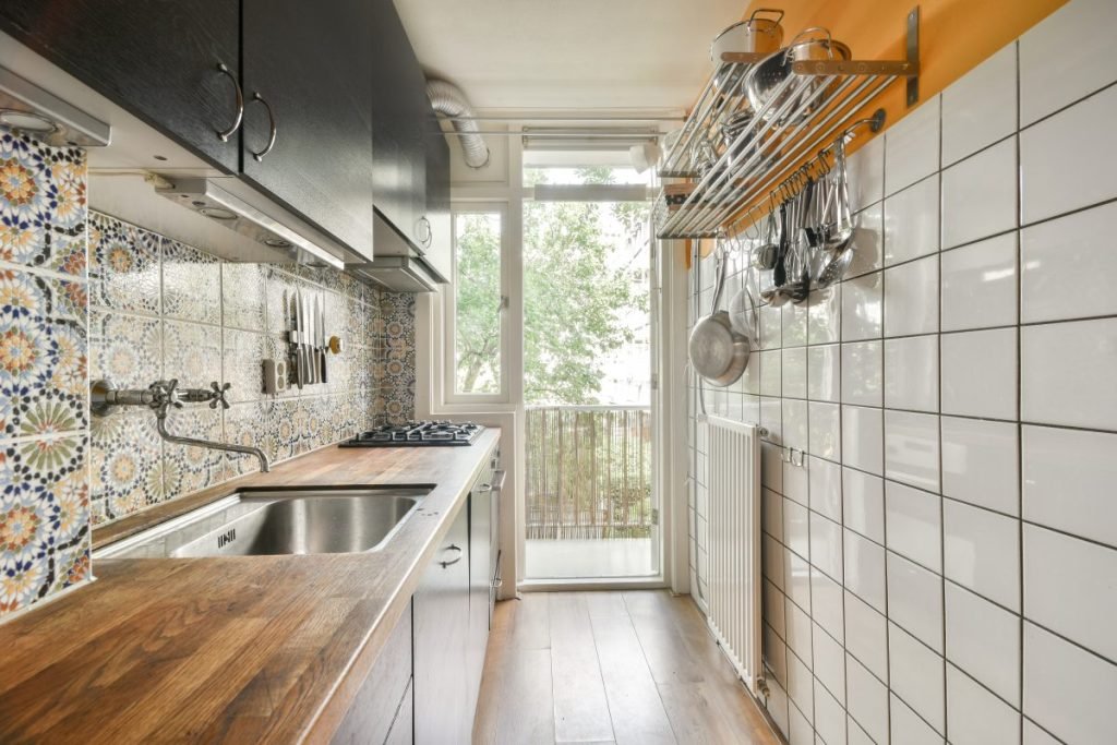 Tvrdené sklo vs. obkladačky v kuchyni: Čo si vybrať pre váš kuchynský priestor?