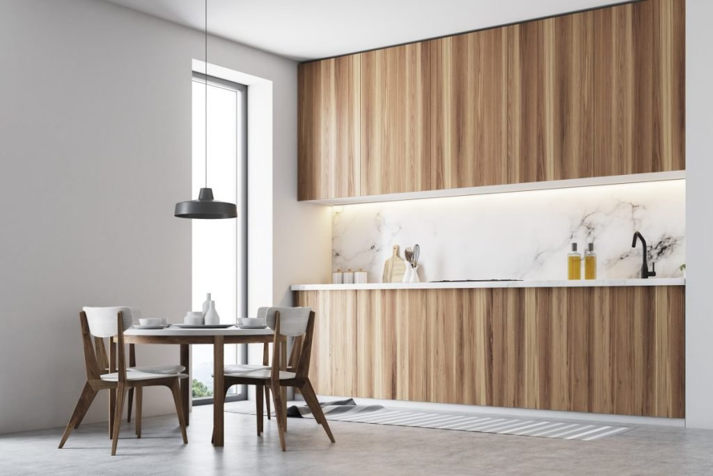 Tvrdené sklo vs. obkladačky v kuchyni: Čo si vybrať pre váš kuchynský priestor?