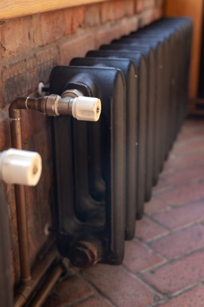 Teplo domova pod kontrolou: Panel, Hliník alebo Liatina? Ktorý radiátor je ten pravý pre váš interiér a rozpočet?