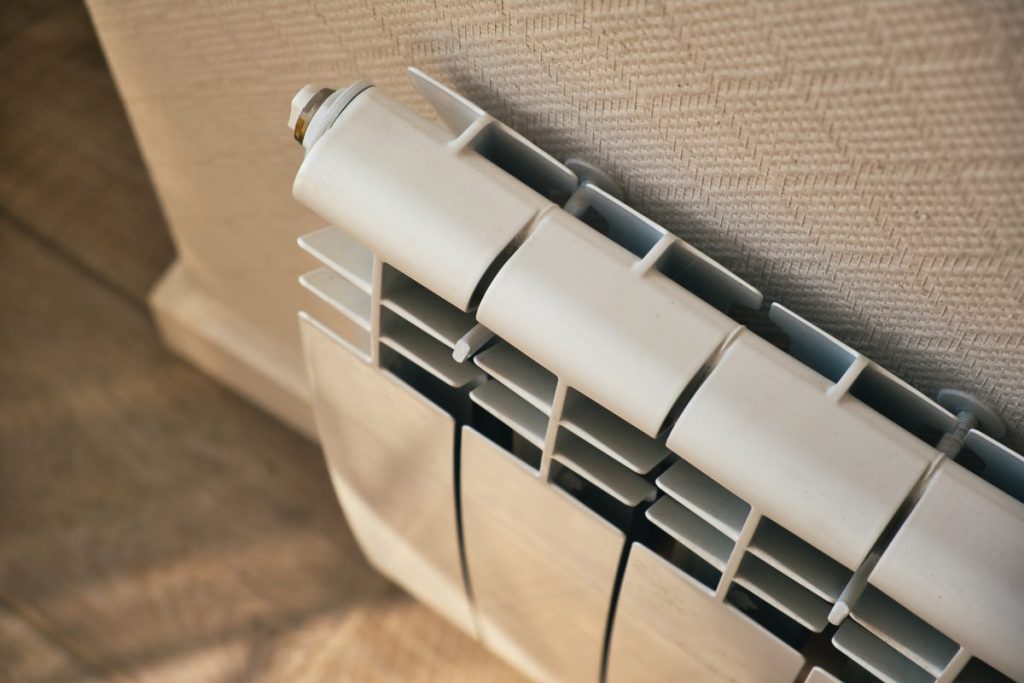 Teplo domova pod kontrolou: Panel, Hliník alebo Liatina? Ktorý radiátor je ten pravý pre váš interiér a rozpočet?