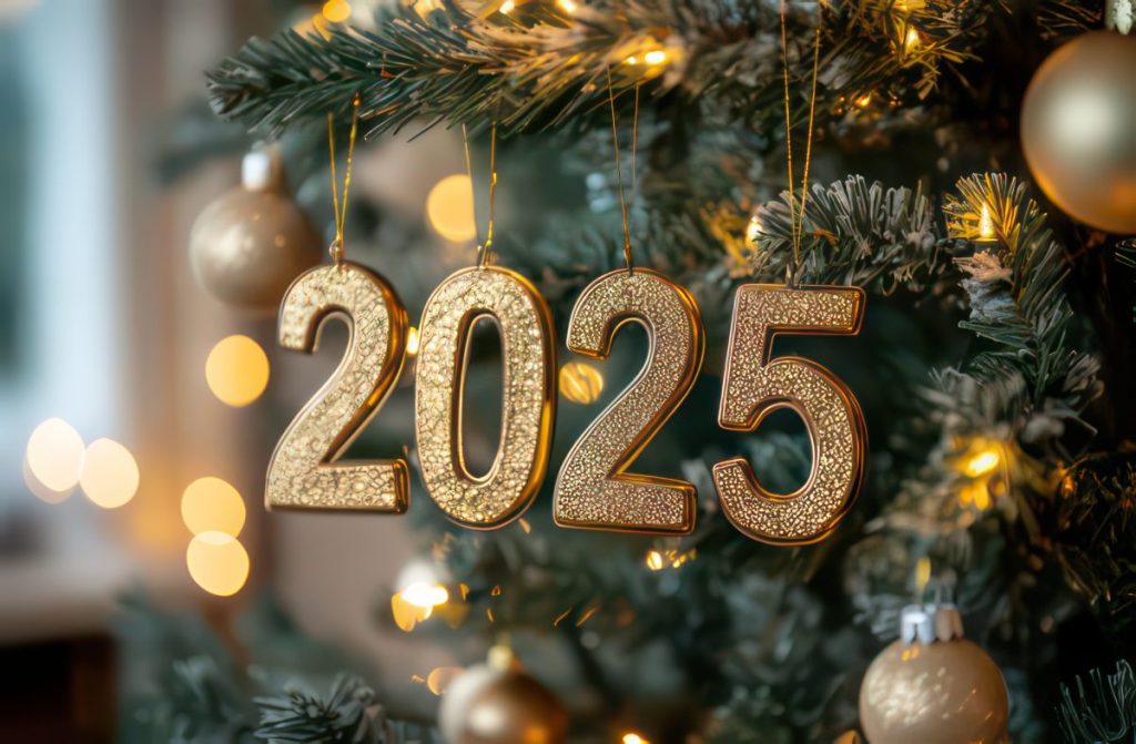 Hlavné trendy farieb Vianoc 2025: Čo bude kraľovať vo vašom domove